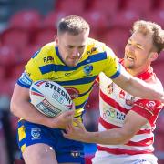 Ben Reynolds attempts to get to grips with Warrington Wolves and England back rower Ben Currie. Picture: SWpix.com