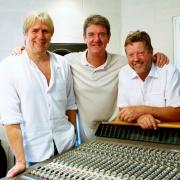 Submitted picture.
From left, Steve Millington, Tony Berry and David Littler.

The Houghton Weavers.

Created: ?

Date email received: 02.02.2009




From: 
bestkeptsecrets.biz (12115168)