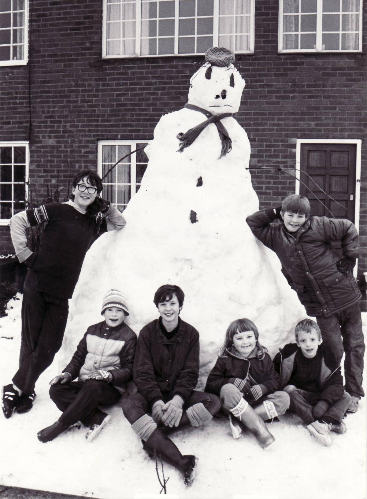 January 1986 - Giant snowman in Larkhill, off Longcauseway, Farnworth
