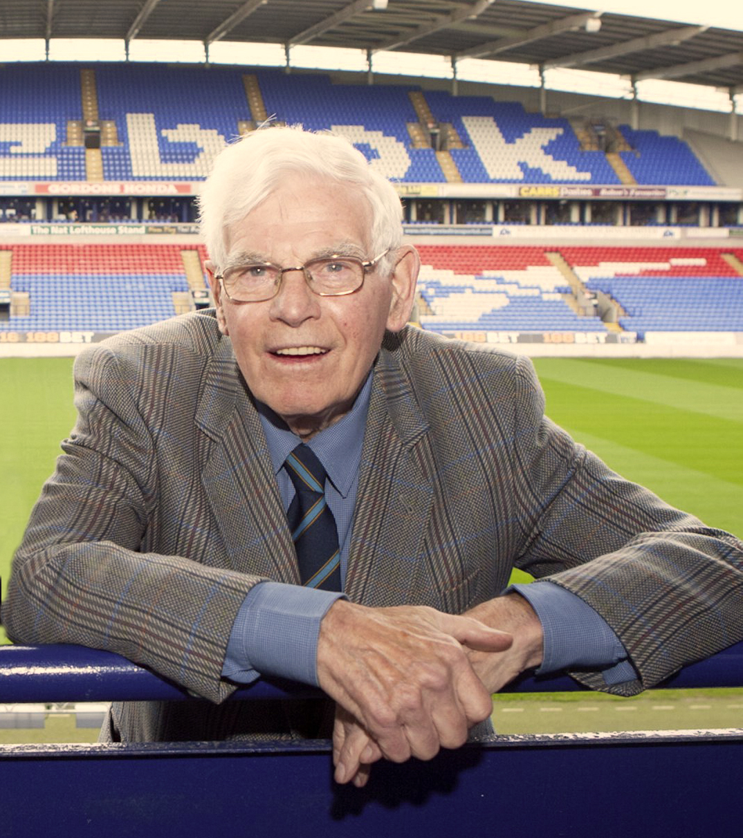 Wanderers veterans say thanks to kindhearted volunteers who rescued former England legend