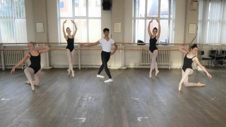 Η διεθνής προσπάθεια δίνει τη δυνατότητα στους χορευτές του Μπόλτον να χορεύουν
