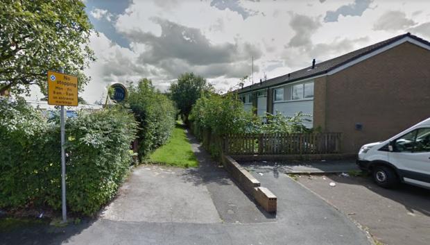 The Bolton News: The ginnel by Moorgate Primary School where Shelby was robbed. Photo: Google Maps