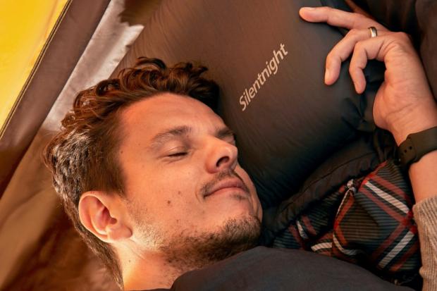 A man sleeping on an inflatable Silentnight pillow. Credit: Silentnight