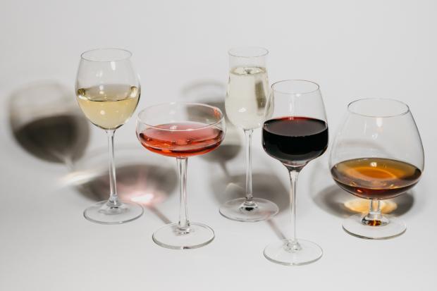 The Bolton News: Alcoholic drinks in glasses (Canva)