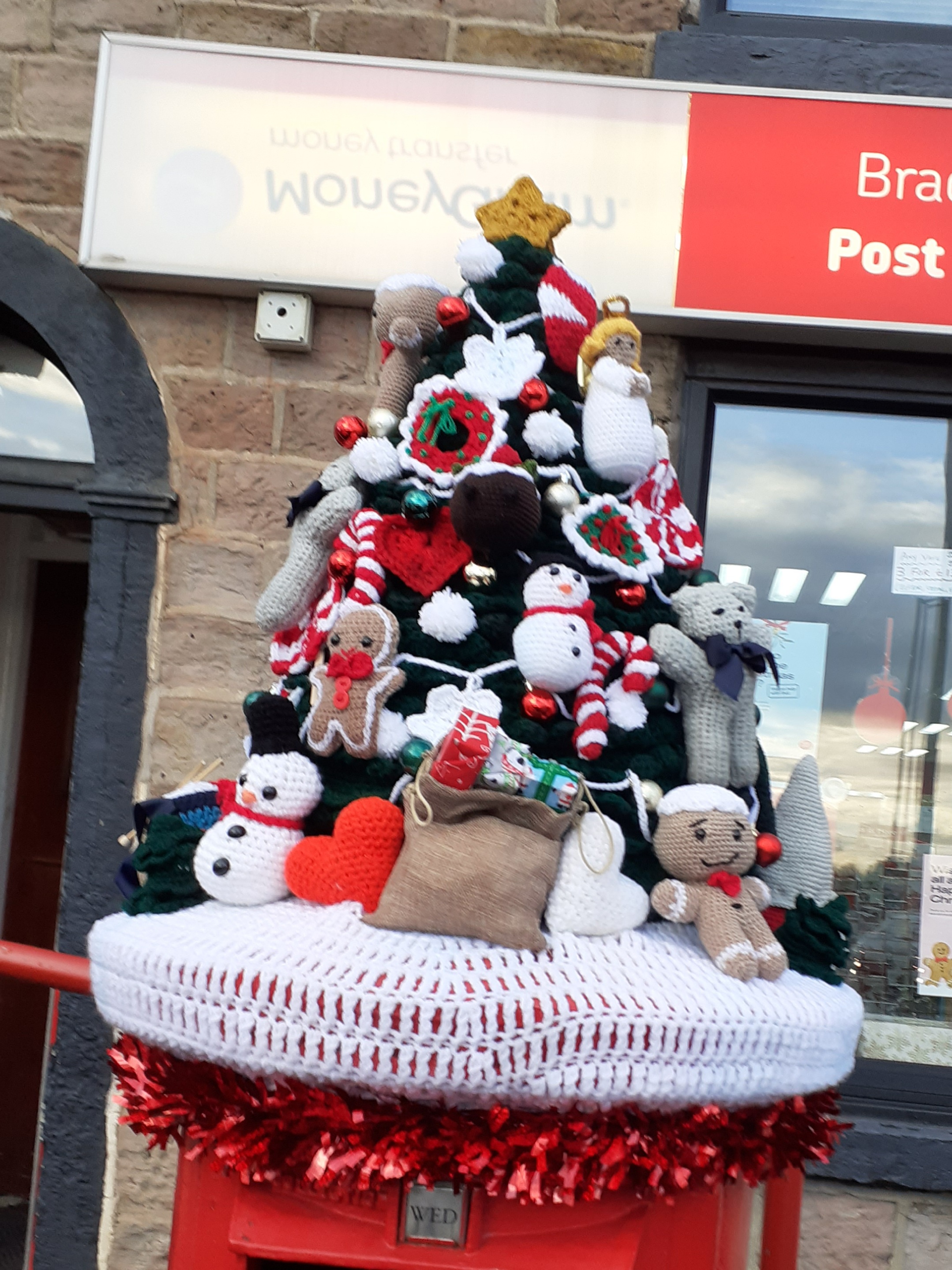 Bolton: Pemuncak kotak pos bertema Natal muncul di Bradshaw