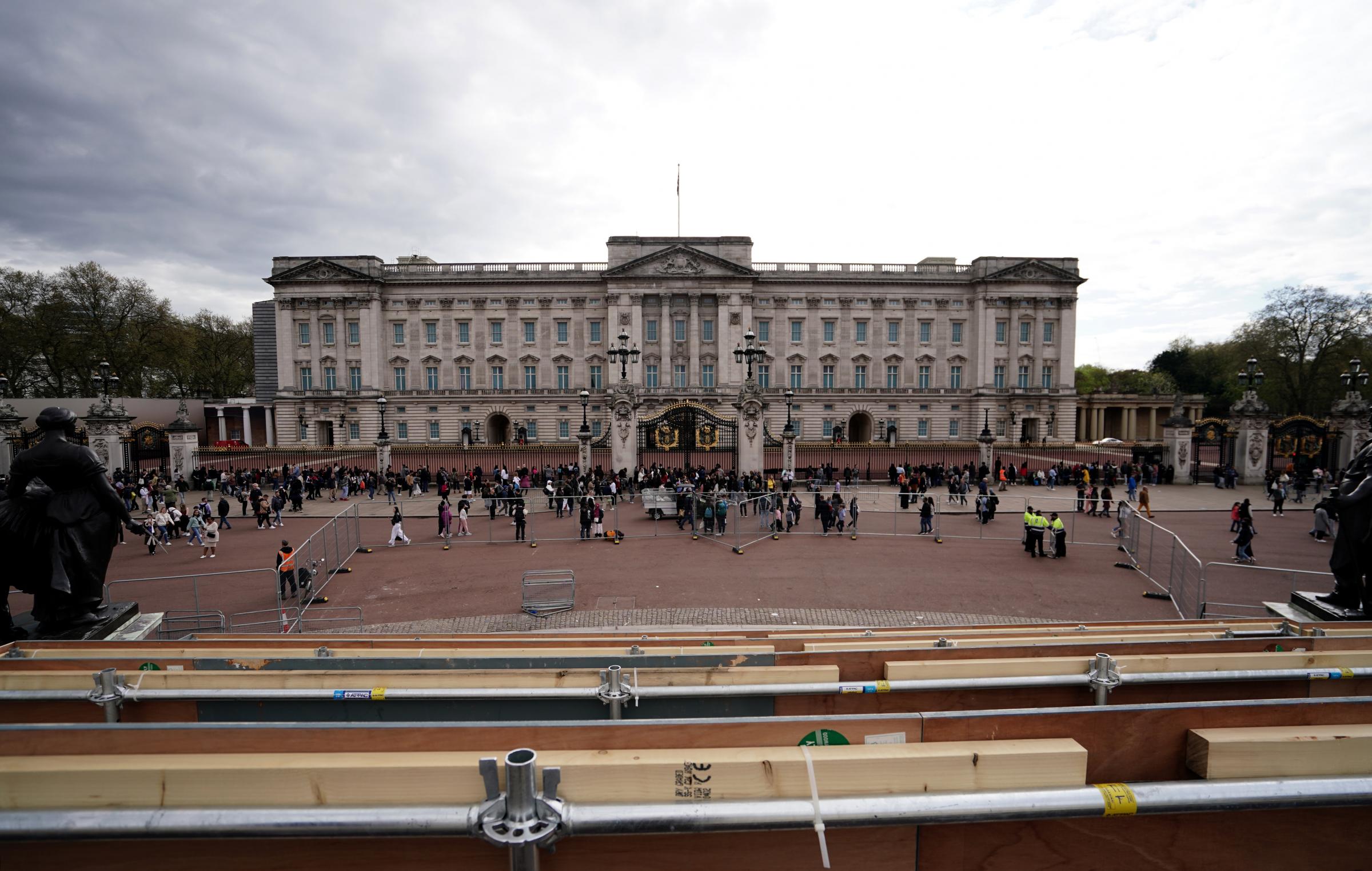 Seorang pria ditangkap di luar Istana Buckingham setelah melempar barang