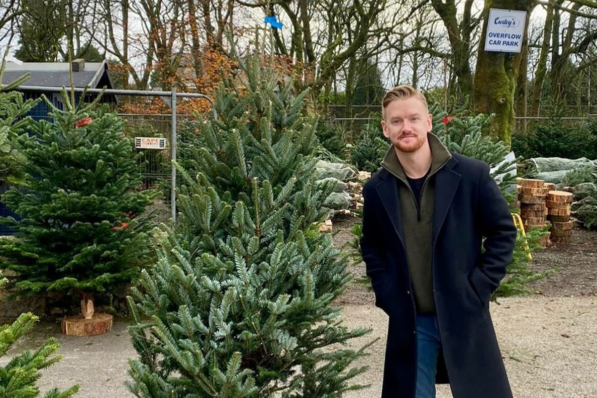 Horwich: Coronation Street star buys Christmas tree from Curley's - Vimarsana News