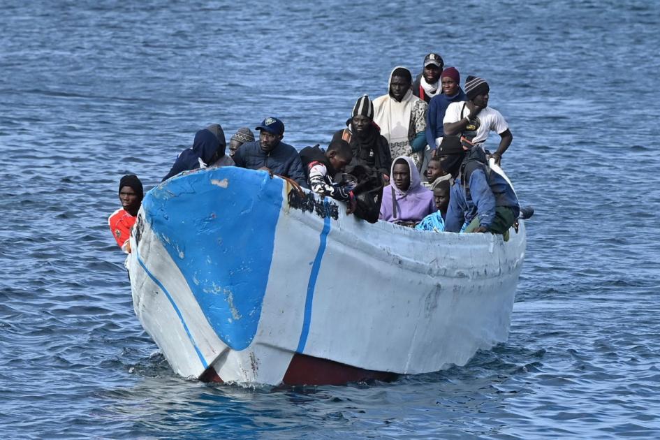 España dice que más de 1.000 inmigrantes han llegado a Canarias en tres días