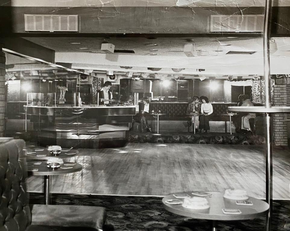 Looking Back: Bolton ready to welcome 'adult disco venue' Maxwell's Plum 17805446