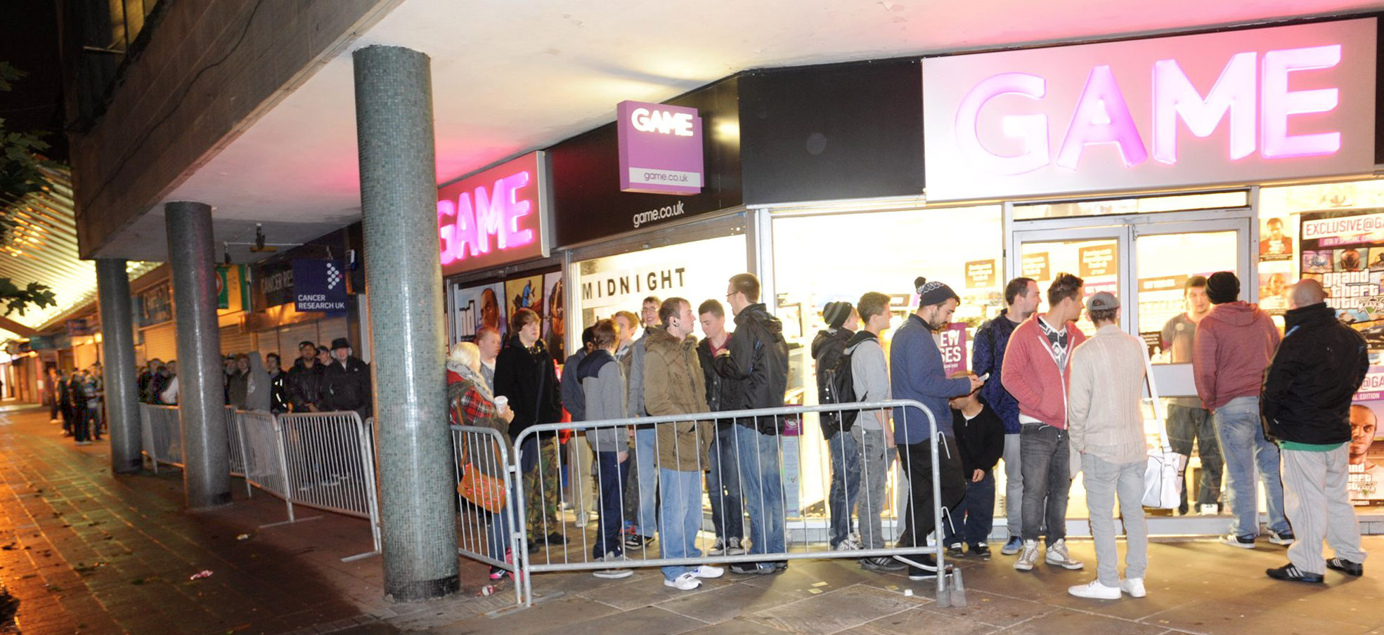 Grand Theft Auto 5: Hundreds queue for midnight release of eagerly awaited  game | The Bolton News
