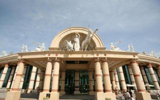 A bus service to the Trafford Centre relaunched on Monday